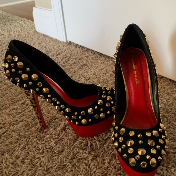 Gold Fish Shoes - Gold Fish Spiked Pumps